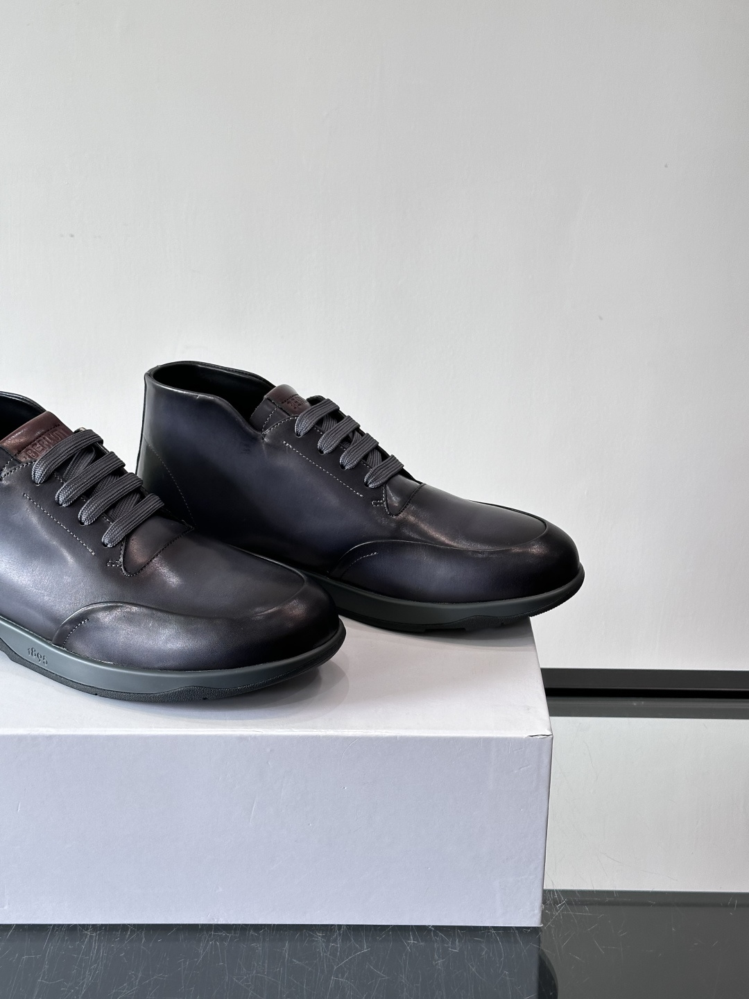 Berluti男士高帮皮鞋，选用优质小牛皮，牛皮鞋面质感细腻，低调奢华😯。橡胶鞋底设计，舒适又耐磨，日常