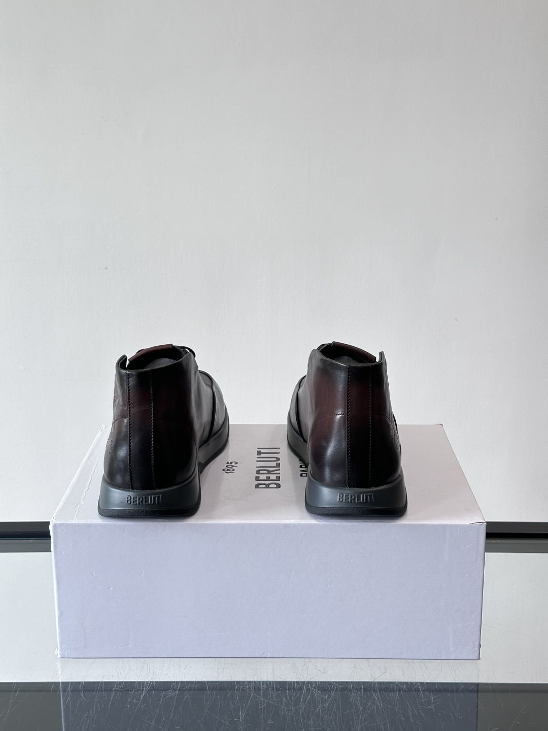 Berluti男士高帮皮鞋，选用优质小牛皮，牛皮鞋面质感细腻，低调奢华😯。橡胶鞋底设计，舒适又耐磨，日常