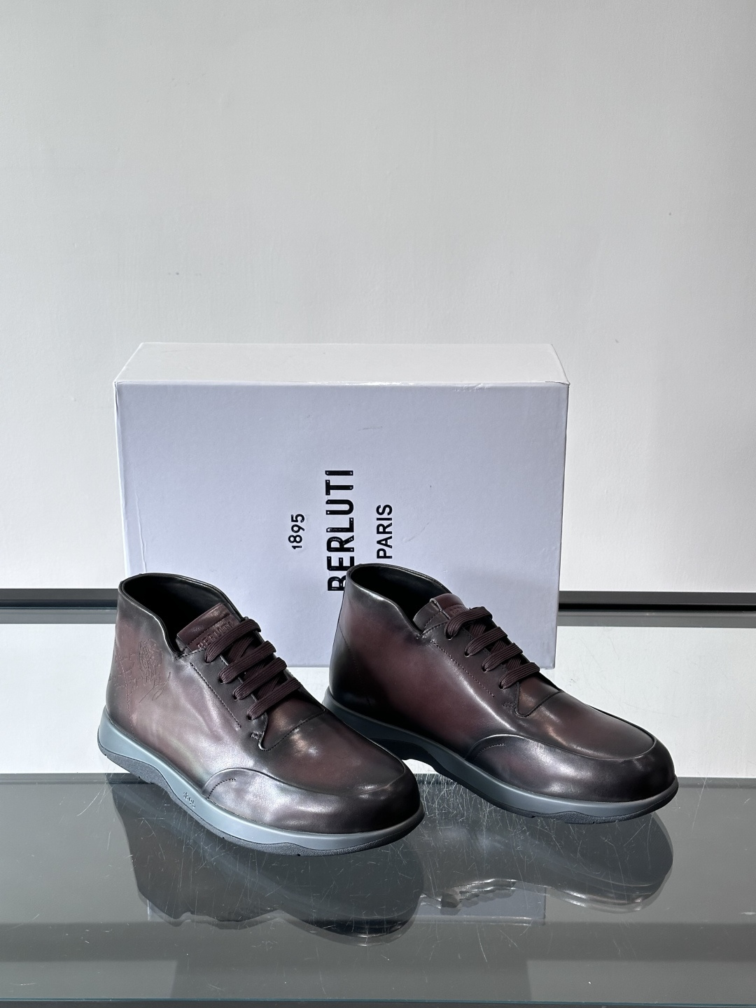 Berluti男士高帮皮鞋，选用优质小牛皮，牛皮鞋面质感细腻，低调奢华😯。橡胶鞋底设计，舒适又耐磨，日常