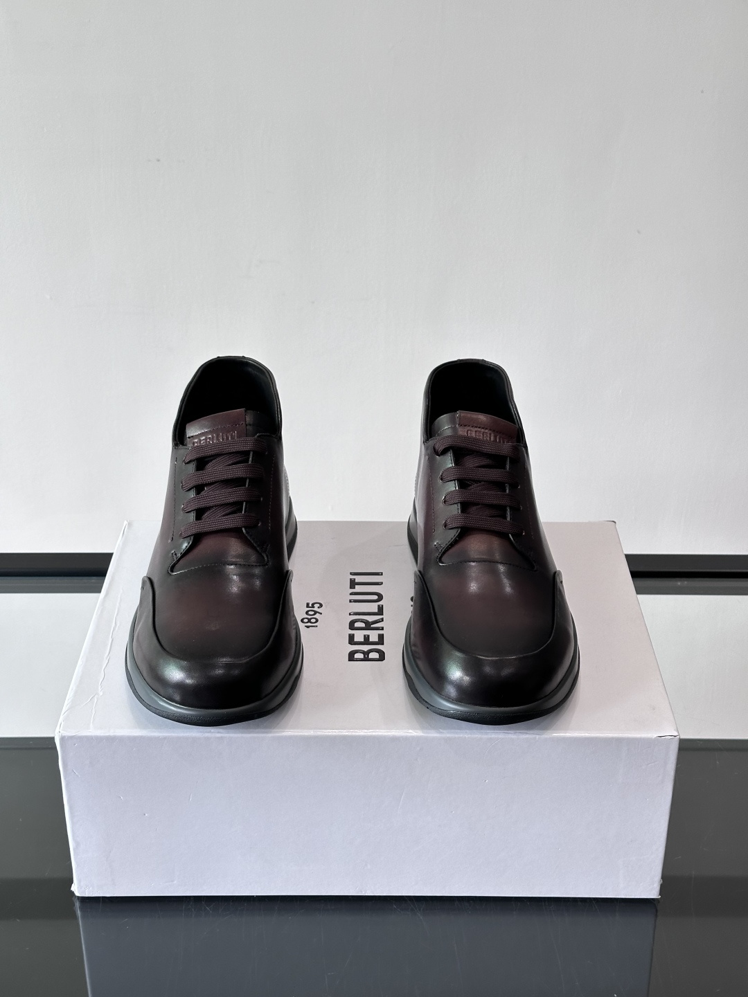 Berluti男士高帮皮鞋，选用优质小牛皮，牛皮鞋面质感细腻，低调奢华😯。橡胶鞋底设计，舒适又耐磨，日常