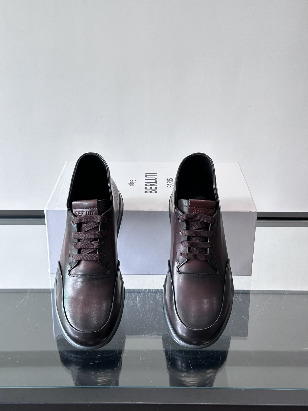 Berluti男士高帮皮鞋，选用优质小牛皮，牛皮鞋面质感细腻，低调奢华😯。橡胶鞋底设计，舒适又耐磨，日常