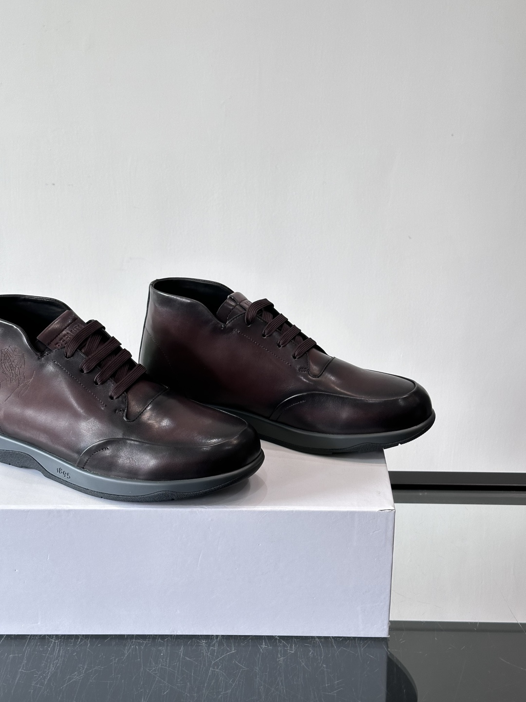 Berluti男士高帮皮鞋，选用优质小牛皮，牛皮鞋面质感细腻，低调奢华😯。橡胶鞋底设计，舒适又耐磨，日常