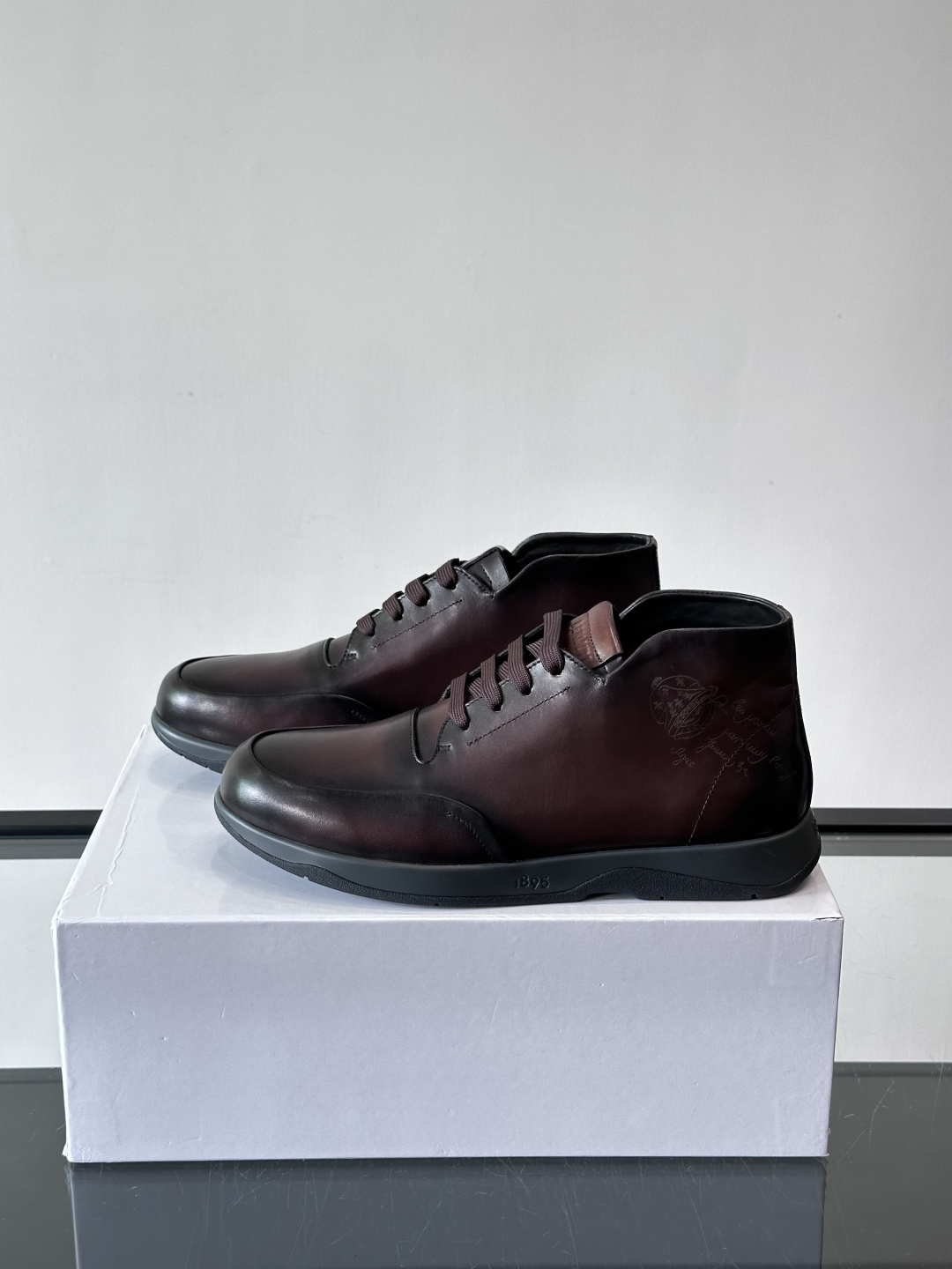 Berluti男士高帮皮鞋，选用优质小牛皮，牛皮鞋面质感细腻，低调奢华😯。橡胶鞋底设计，舒适又耐磨，日常