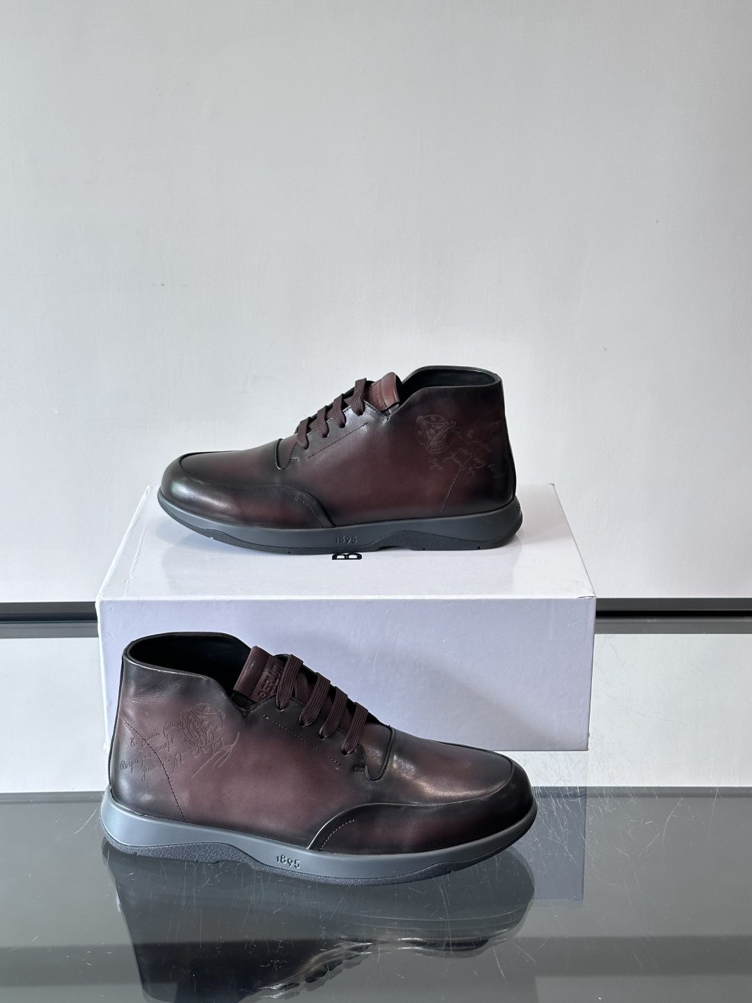 Berluti男士高帮皮鞋，选用优质小牛皮，牛皮鞋面质感细腻，低调奢华😯。橡胶鞋底设计，舒适又耐磨，日常