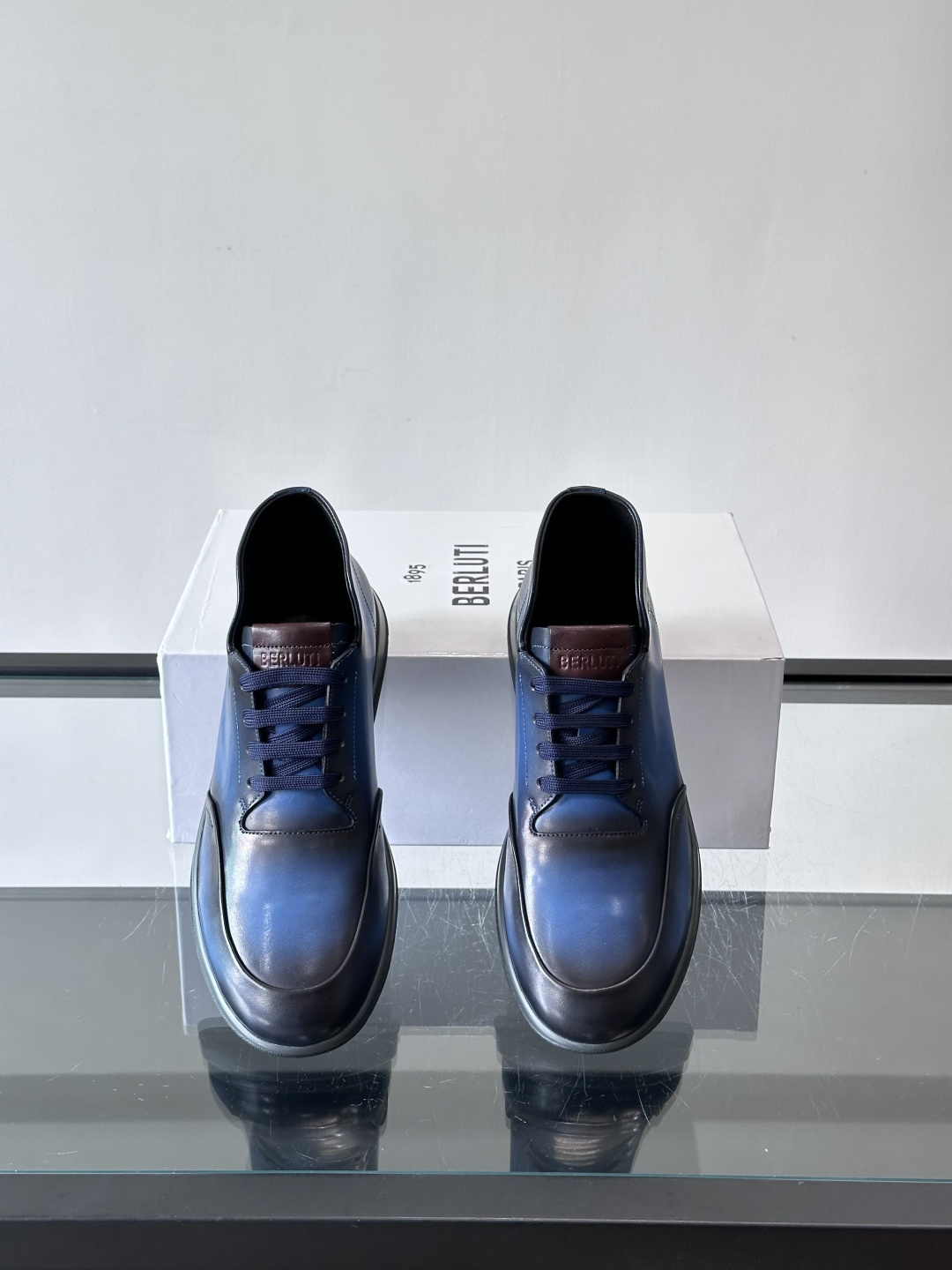Berluti男士高帮皮鞋，选用优质小牛皮，牛皮鞋面质感细腻，低调奢华😯。橡胶鞋底设计，舒适又耐磨，日常