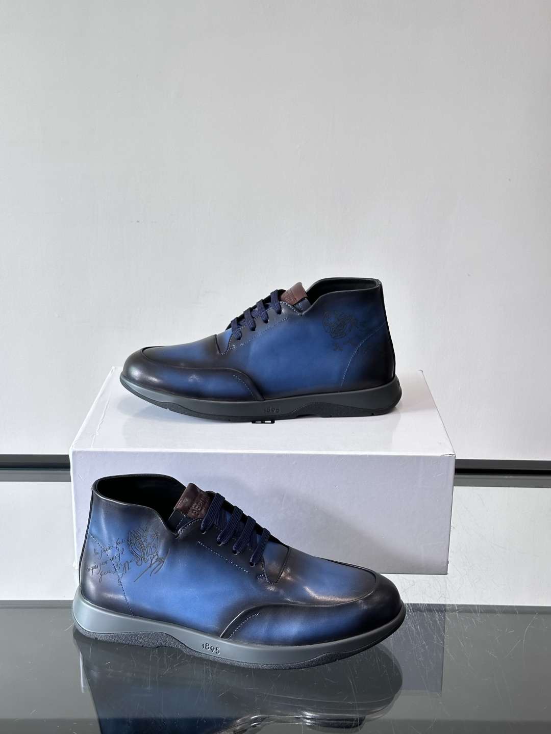 Berluti男士高帮皮鞋，选用优质小牛皮，牛皮鞋面质感细腻，低调奢华😯。橡胶鞋底设计，舒适又耐磨，日常