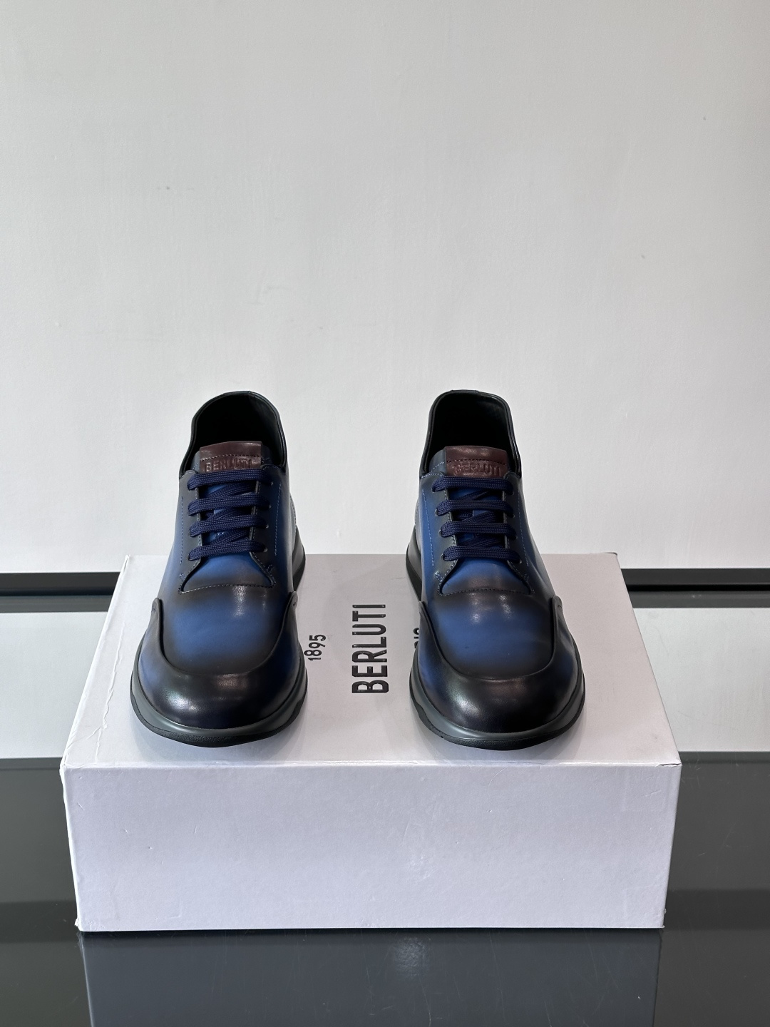 Berluti男士高帮皮鞋，选用优质小牛皮，牛皮鞋面质感细腻，低调奢华😯。橡胶鞋底设计，舒适又耐磨，日常