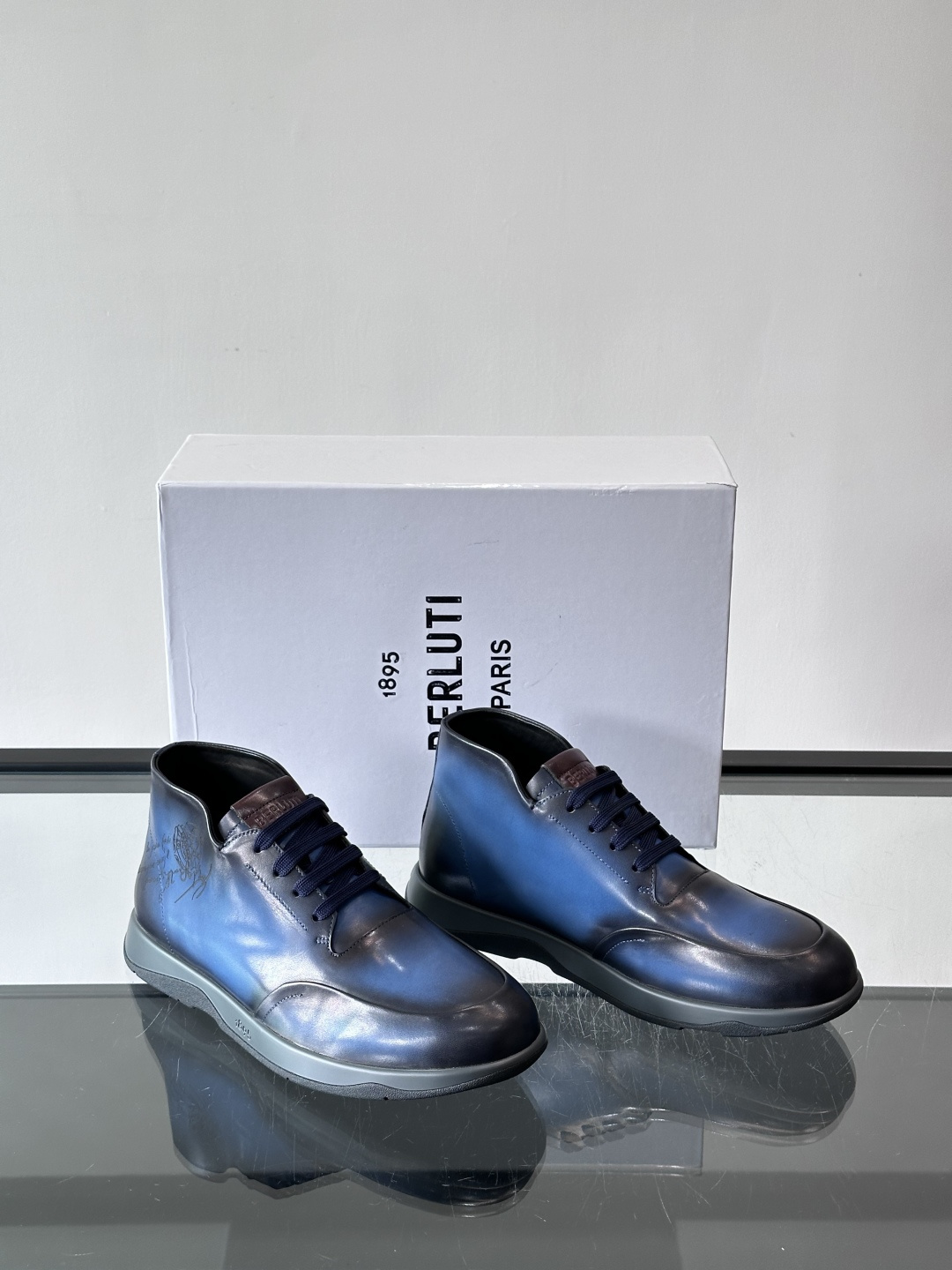 Berluti男士高帮皮鞋，选用优质小牛皮，牛皮鞋面质感细腻，低调奢华😯。橡胶鞋底设计，舒适又耐磨，日常