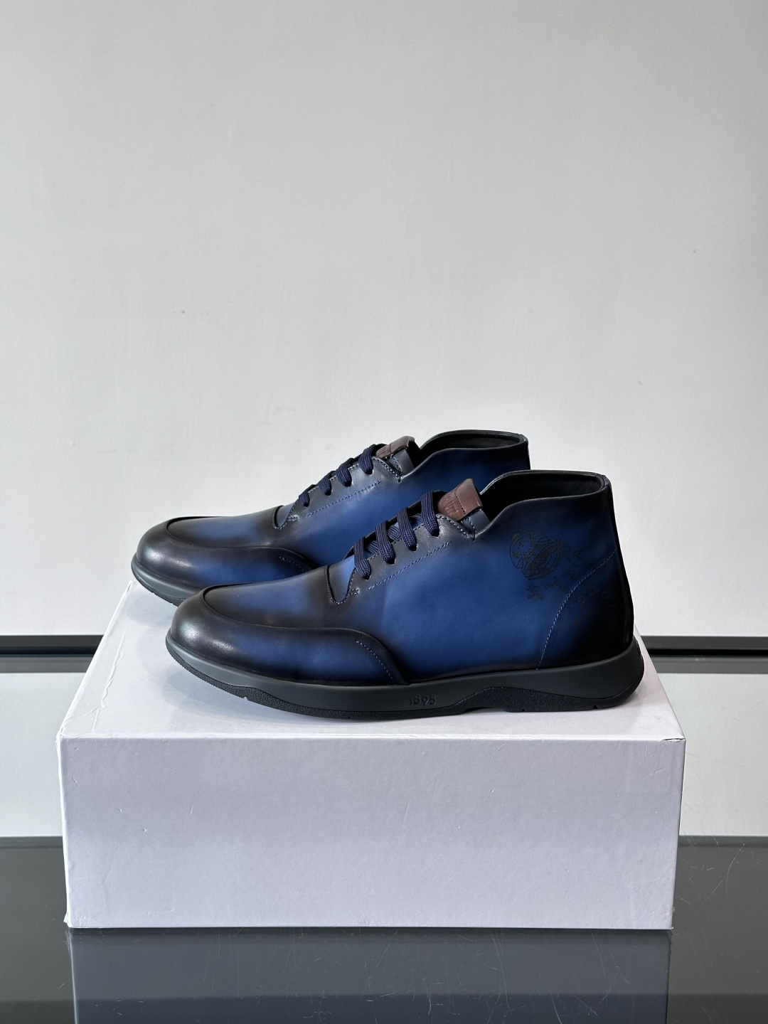 Berluti男士高帮皮鞋，选用优质小牛皮，牛皮鞋面质感细腻，低调奢华😯。橡胶鞋底设计，舒适又耐磨，日常