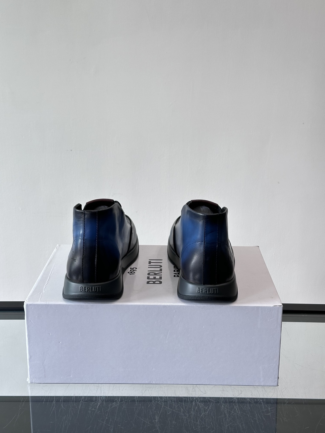 Berluti男士高帮皮鞋，选用优质小牛皮，牛皮鞋面质感细腻，低调奢华😯。橡胶鞋底设计，舒适又耐磨，日常