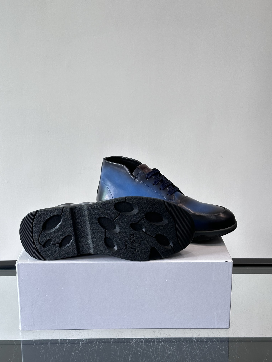 Berluti男士高帮皮鞋，选用优质小牛皮，牛皮鞋面质感细腻，低调奢华😯。橡胶鞋底设计，舒适又耐磨，日常