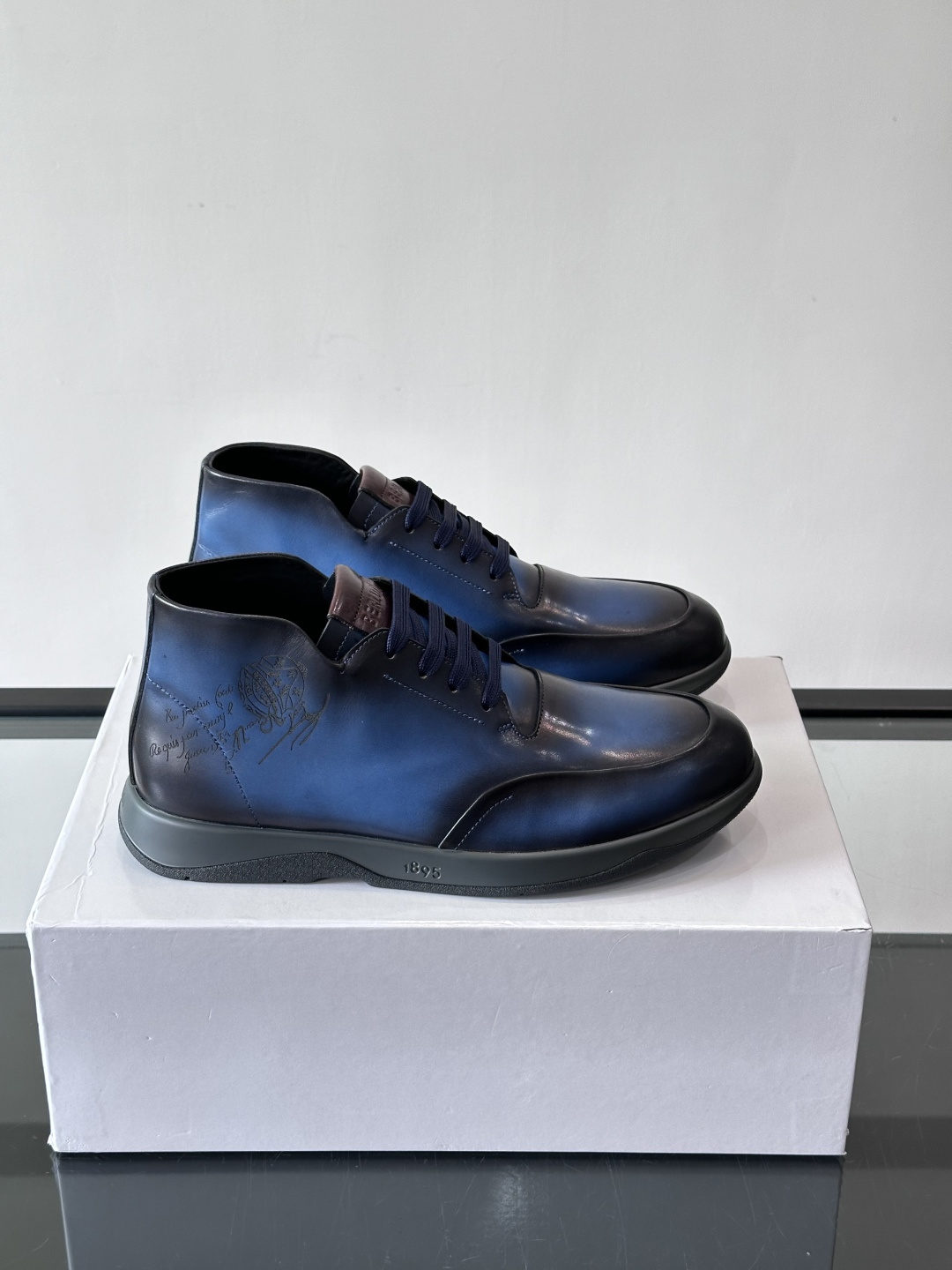 Berluti男士高帮皮鞋，选用优质小牛皮，牛皮鞋面质感细腻，低调奢华😯。橡胶鞋底设计，舒适又耐磨，日常