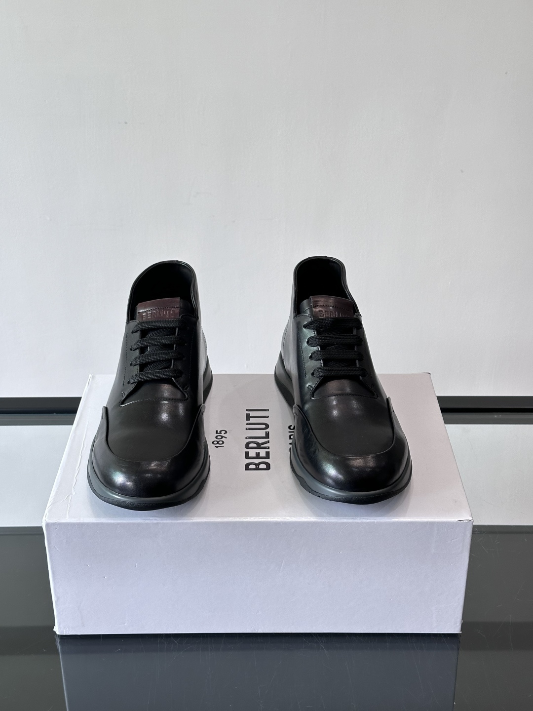 Berluti男士高帮皮鞋，选用优质小牛皮，牛皮鞋面质感细腻，低调奢华😯。橡胶鞋底设计，舒适又耐磨，日常