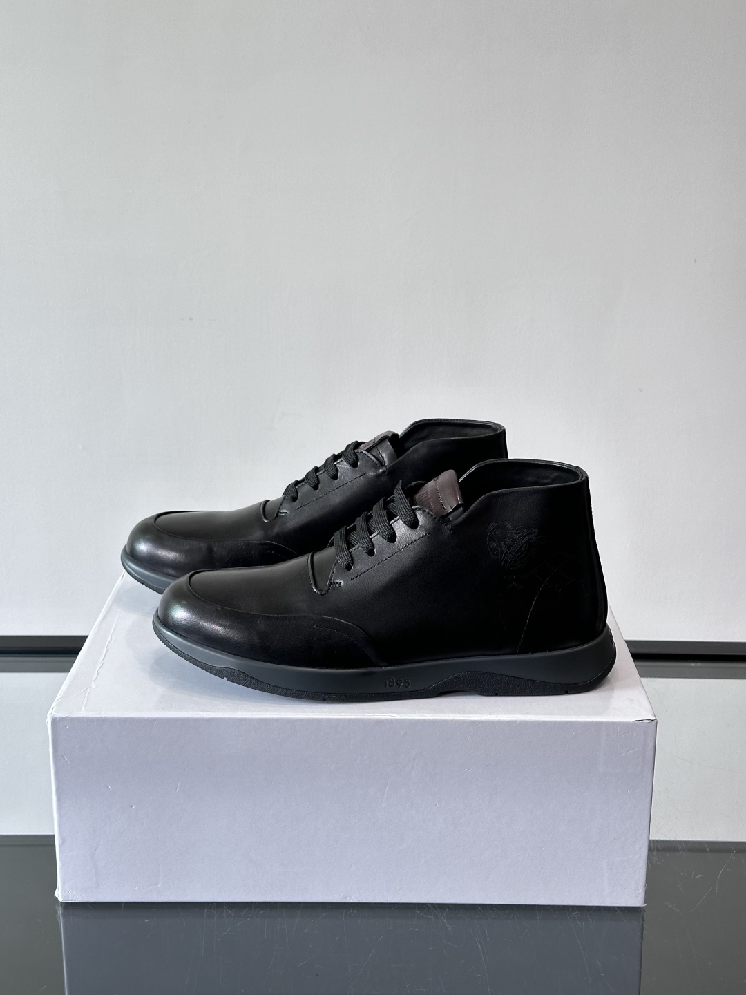 Berluti男士高帮皮鞋，选用优质小牛皮，牛皮鞋面质感细腻，低调奢华😯。橡胶鞋底设计，舒适又耐磨，日常