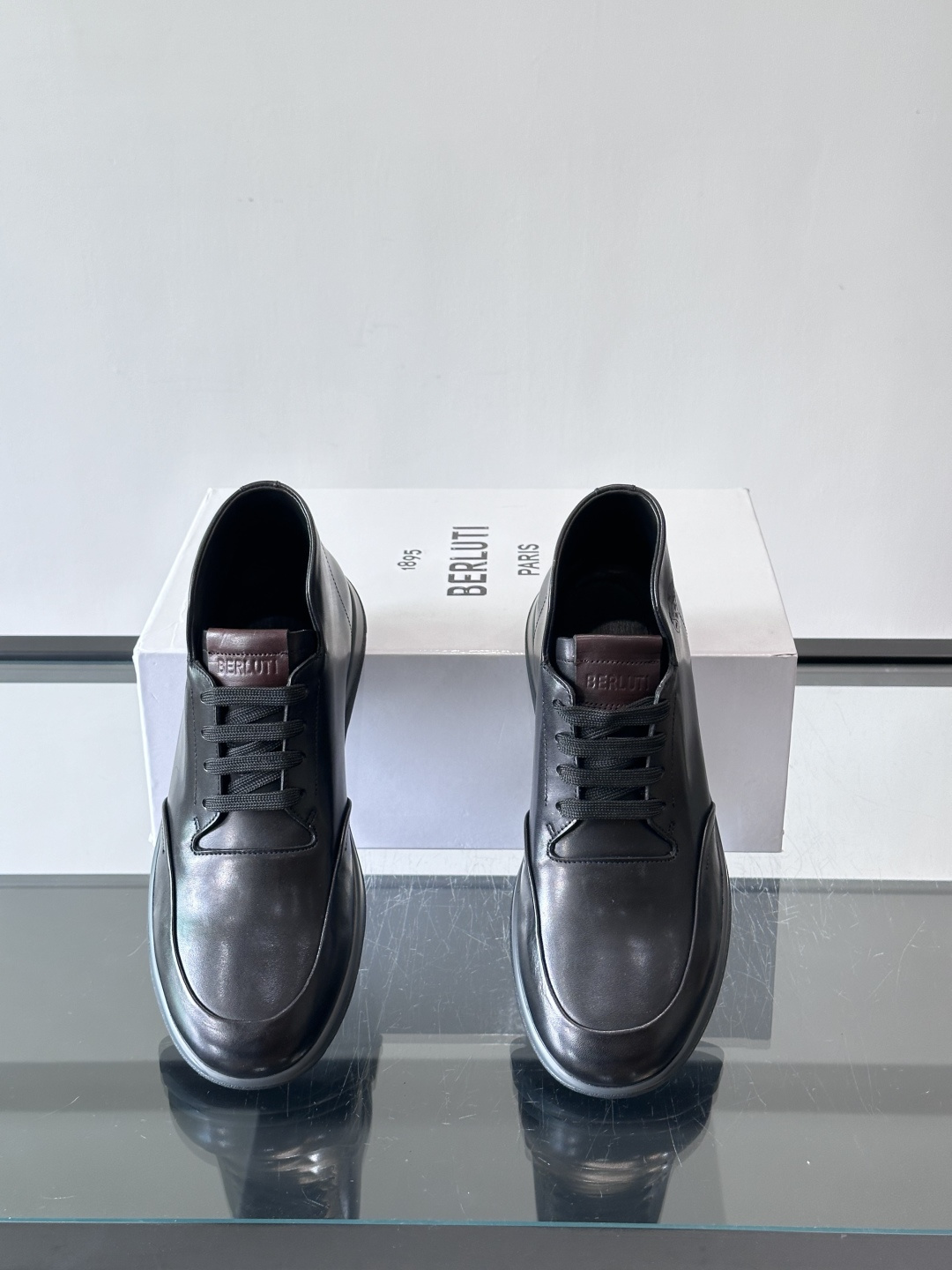 Berluti男士高帮皮鞋，选用优质小牛皮，牛皮鞋面质感细腻，低调奢华😯。橡胶鞋底设计，舒适又耐磨，日常