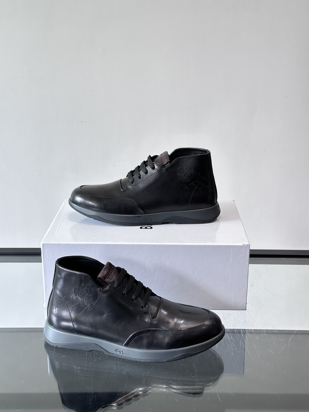 Berluti男士高帮皮鞋，选用优质小牛皮，牛皮鞋面质感细腻，低调奢华😯。橡胶鞋底设计，舒适又耐磨，日常