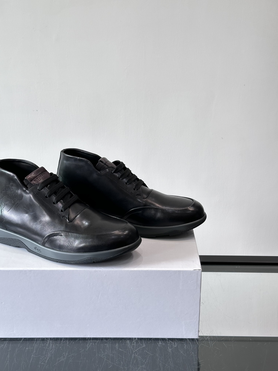 Berluti男士高帮皮鞋，选用优质小牛皮，牛皮鞋面质感细腻，低调奢华😯。橡胶鞋底设计，舒适又耐磨，日常