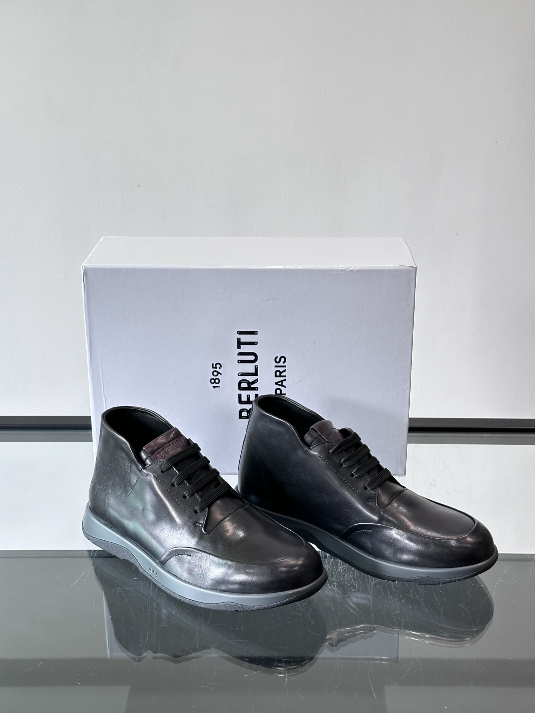 Berluti男士高帮皮鞋，选用优质小牛皮，牛皮鞋面质感细腻，低调奢华😯。橡胶鞋底设计，舒适又耐磨，日常