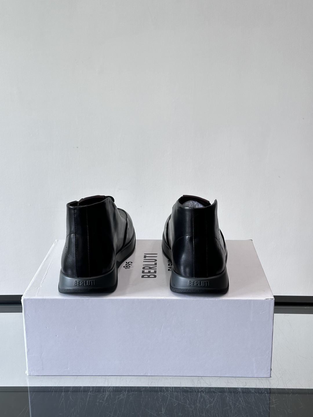 Berluti男士高帮皮鞋，选用优质小牛皮，牛皮鞋面质感细腻，低调奢华😯。橡胶鞋底设计，舒适又耐磨，日常