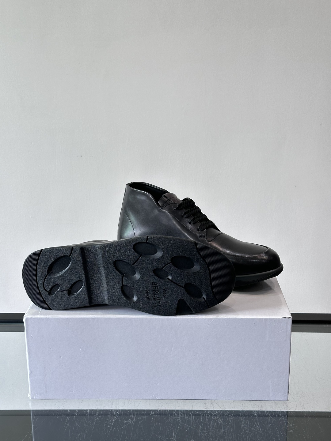 Berluti男士高帮皮鞋，选用优质小牛皮，牛皮鞋面质感细腻，低调奢华😯。橡胶鞋底设计，舒适又耐磨，日常