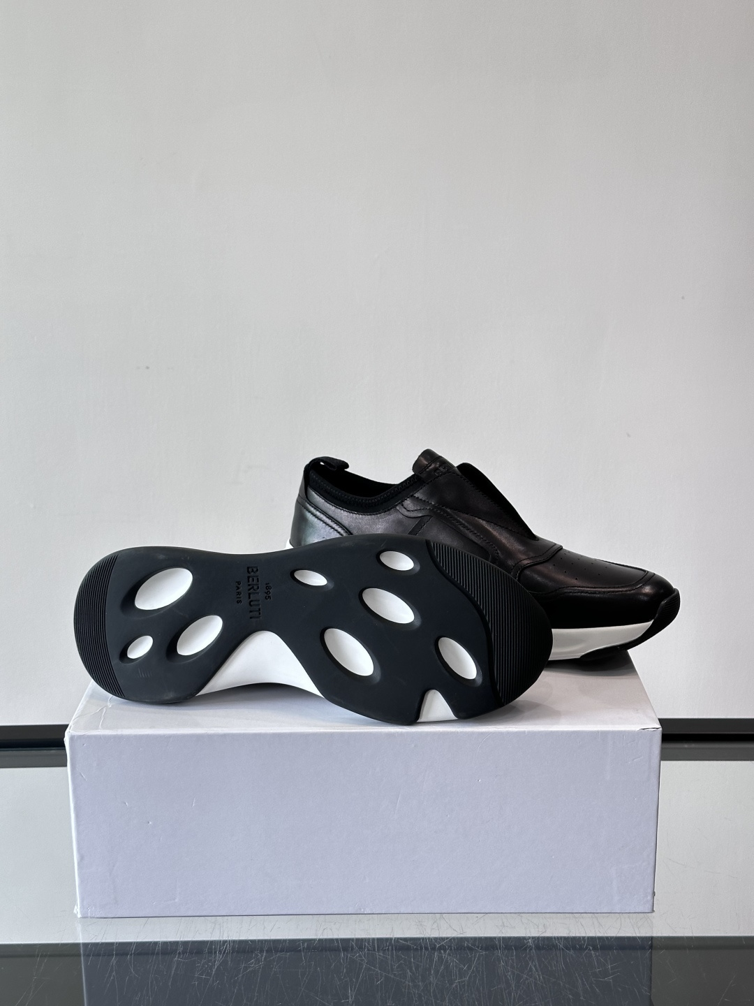 Berluti/布鲁提低帮休闲运动鞋 ，这款百搭的低帮运动鞋鞋面采用进口牛皮拼接打造，外侧饰有scrit