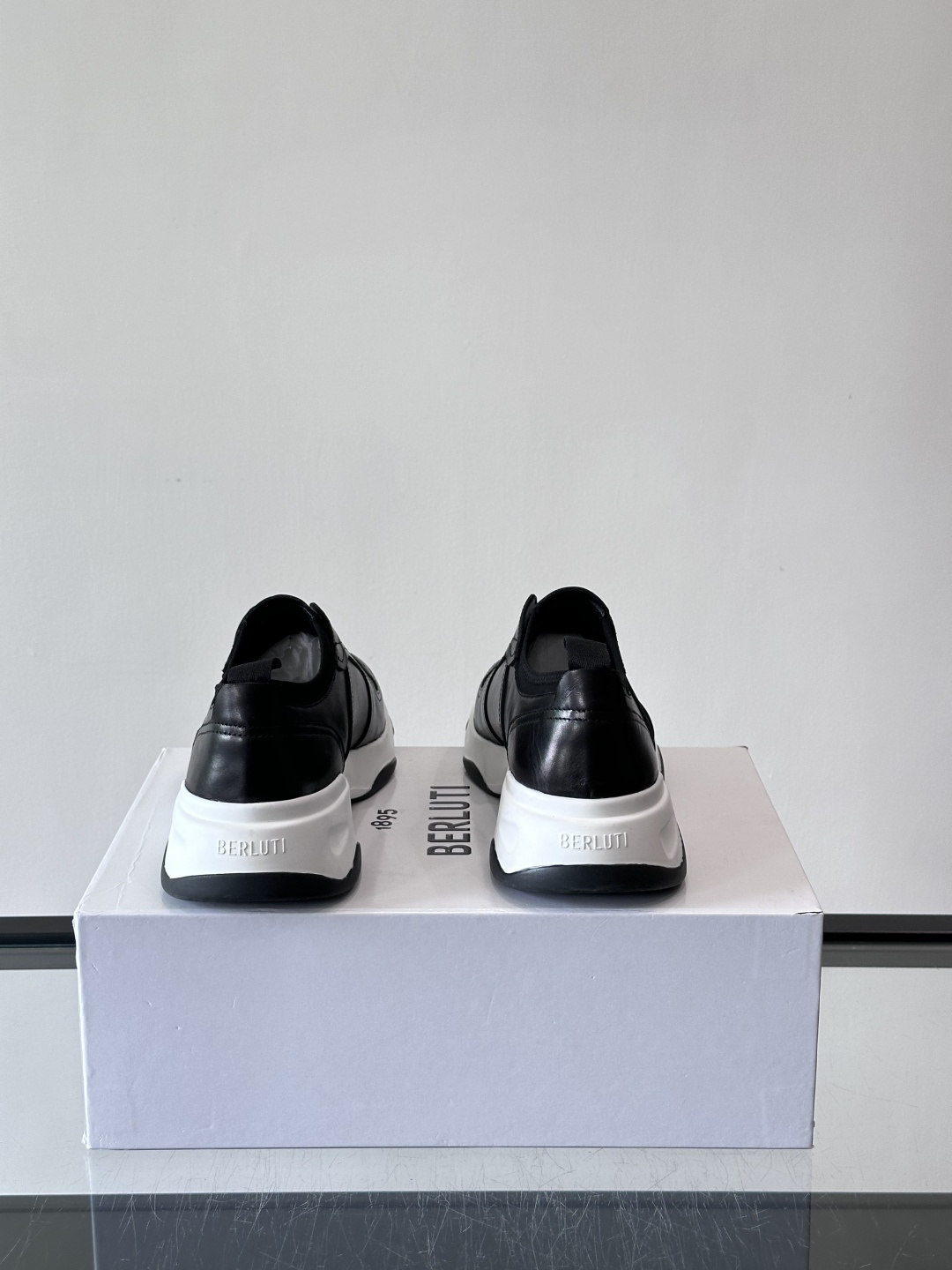 Berluti/布鲁提低帮休闲运动鞋 ，这款百搭的低帮运动鞋鞋面采用进口牛皮拼接打造，外侧饰有scrit