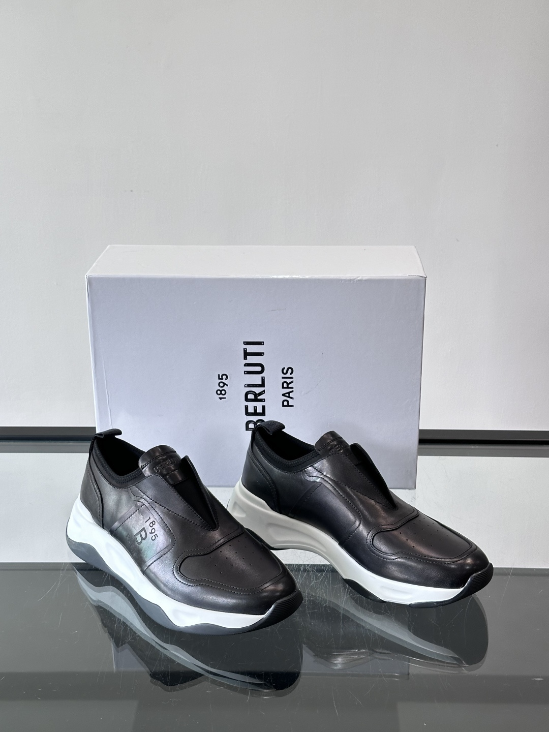 Berluti/布鲁提低帮休闲运动鞋 ，这款百搭的低帮运动鞋鞋面采用进口牛皮拼接打造，外侧饰有scrit