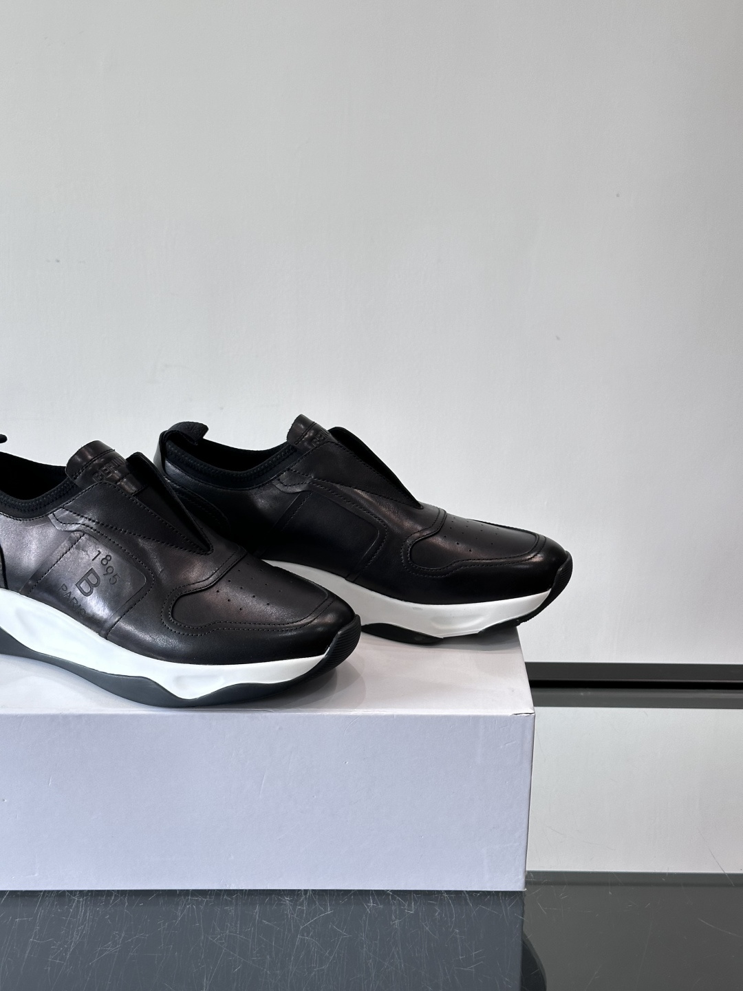 Berluti/布鲁提低帮休闲运动鞋 ，这款百搭的低帮运动鞋鞋面采用进口牛皮拼接打造，外侧饰有scrit