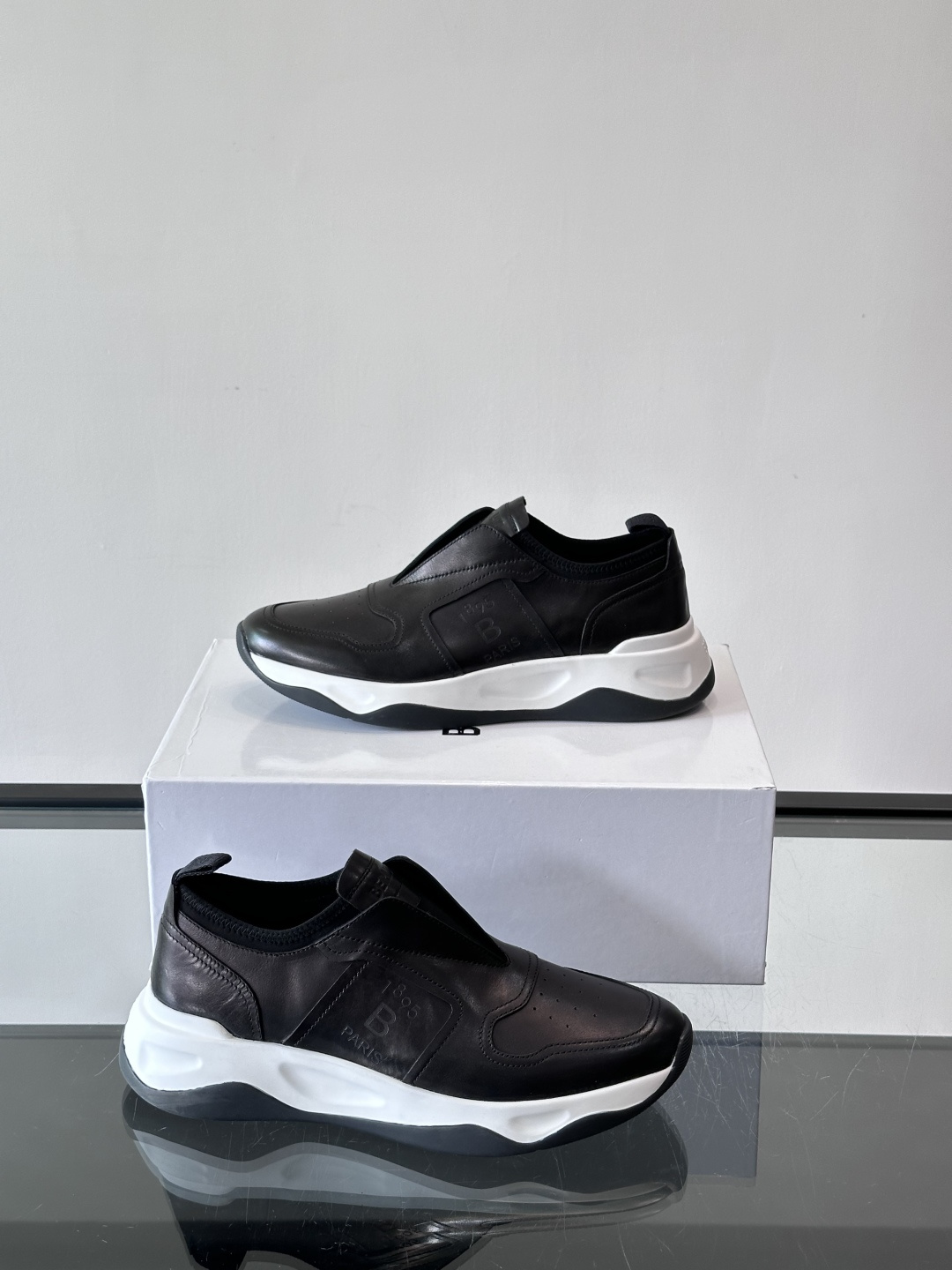 Berluti/布鲁提低帮休闲运动鞋 ，这款百搭的低帮运动鞋鞋面采用进口牛皮拼接打造，外侧饰有scrit