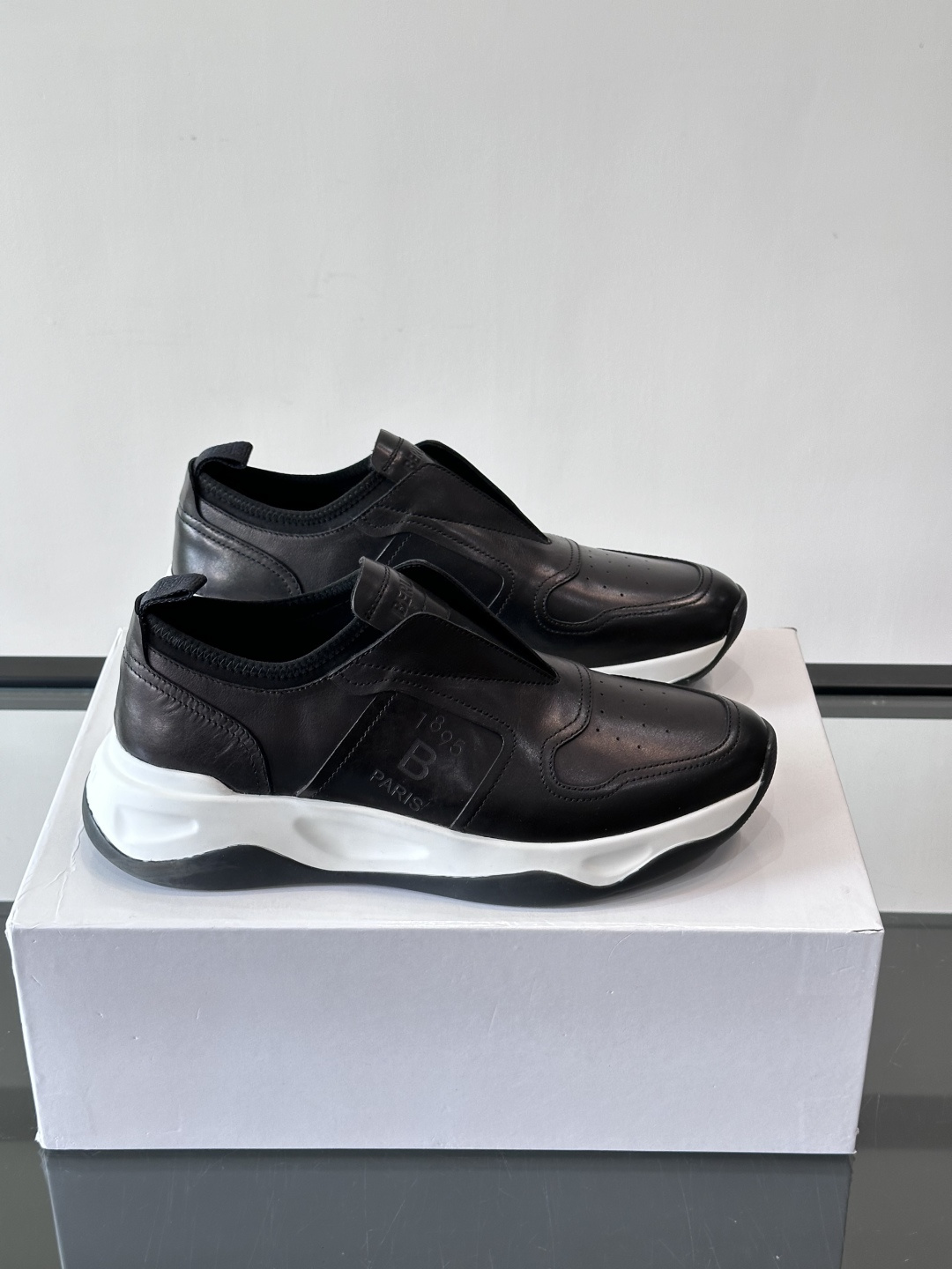 Berluti/布鲁提低帮休闲运动鞋 ，这款百搭的低帮运动鞋鞋面采用进口牛皮拼接打造，外侧饰有scrit