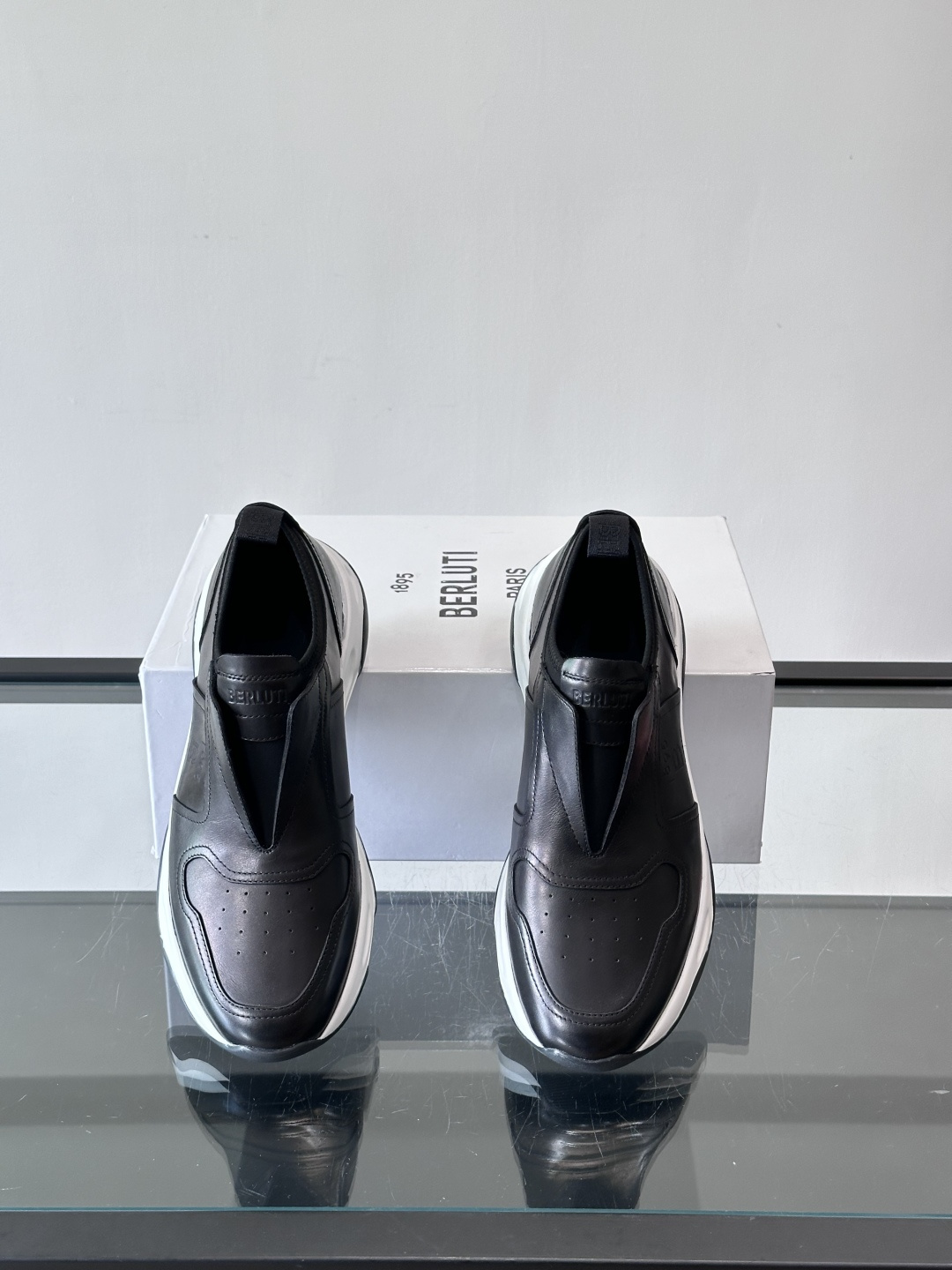 Berluti/布鲁提低帮休闲运动鞋 ，这款百搭的低帮运动鞋鞋面采用进口牛皮拼接打造，外侧饰有scrit