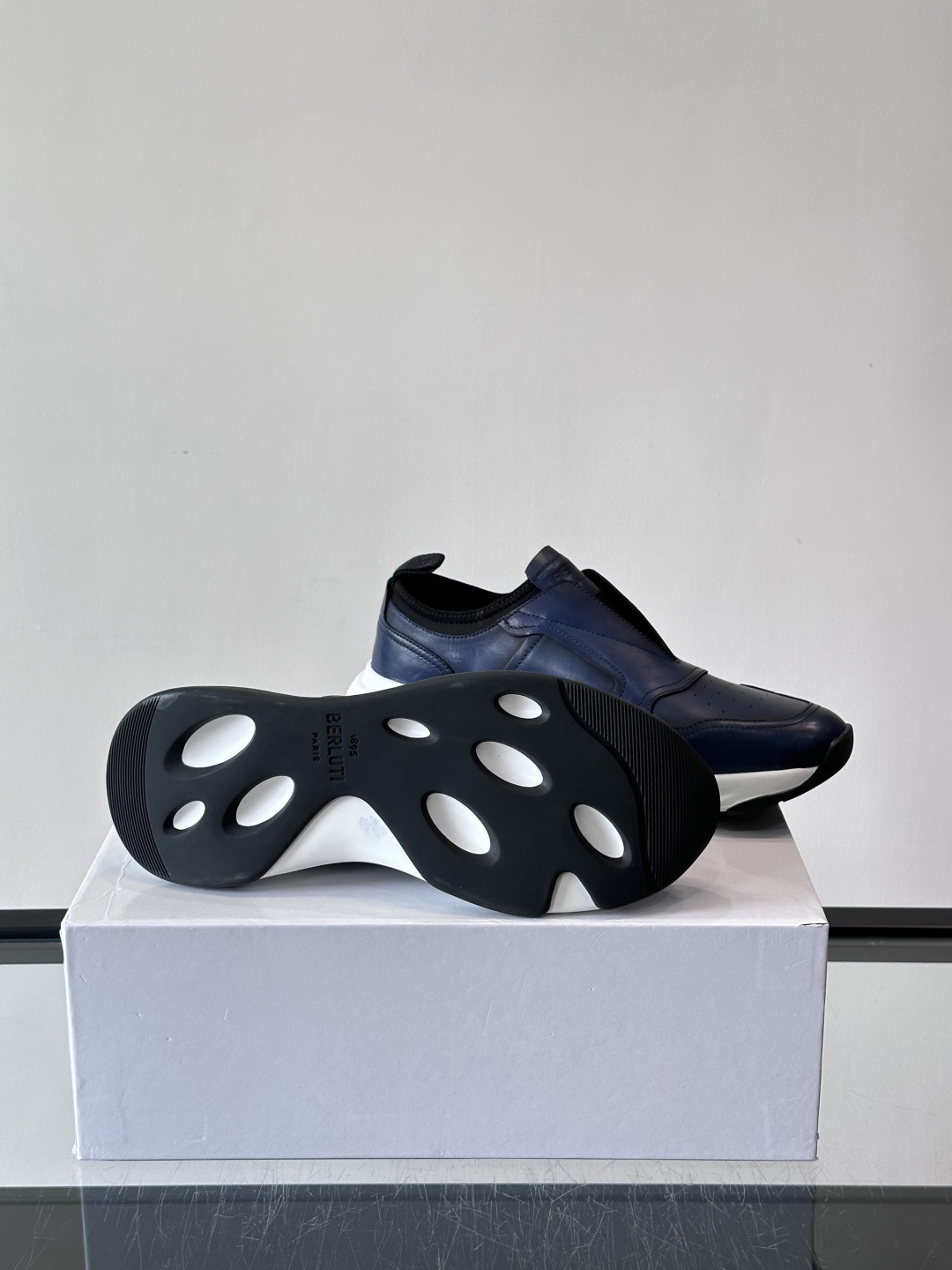 Berluti/布鲁提低帮休闲运动鞋 ，这款百搭的低帮运动鞋鞋面采用进口牛皮拼接打造，外侧饰有scrit