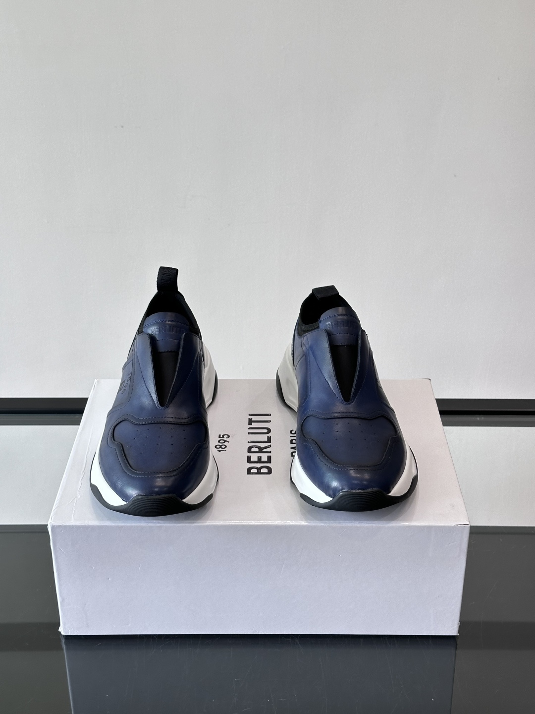 Berluti/布鲁提低帮休闲运动鞋 ，这款百搭的低帮运动鞋鞋面采用进口牛皮拼接打造，外侧饰有scrit