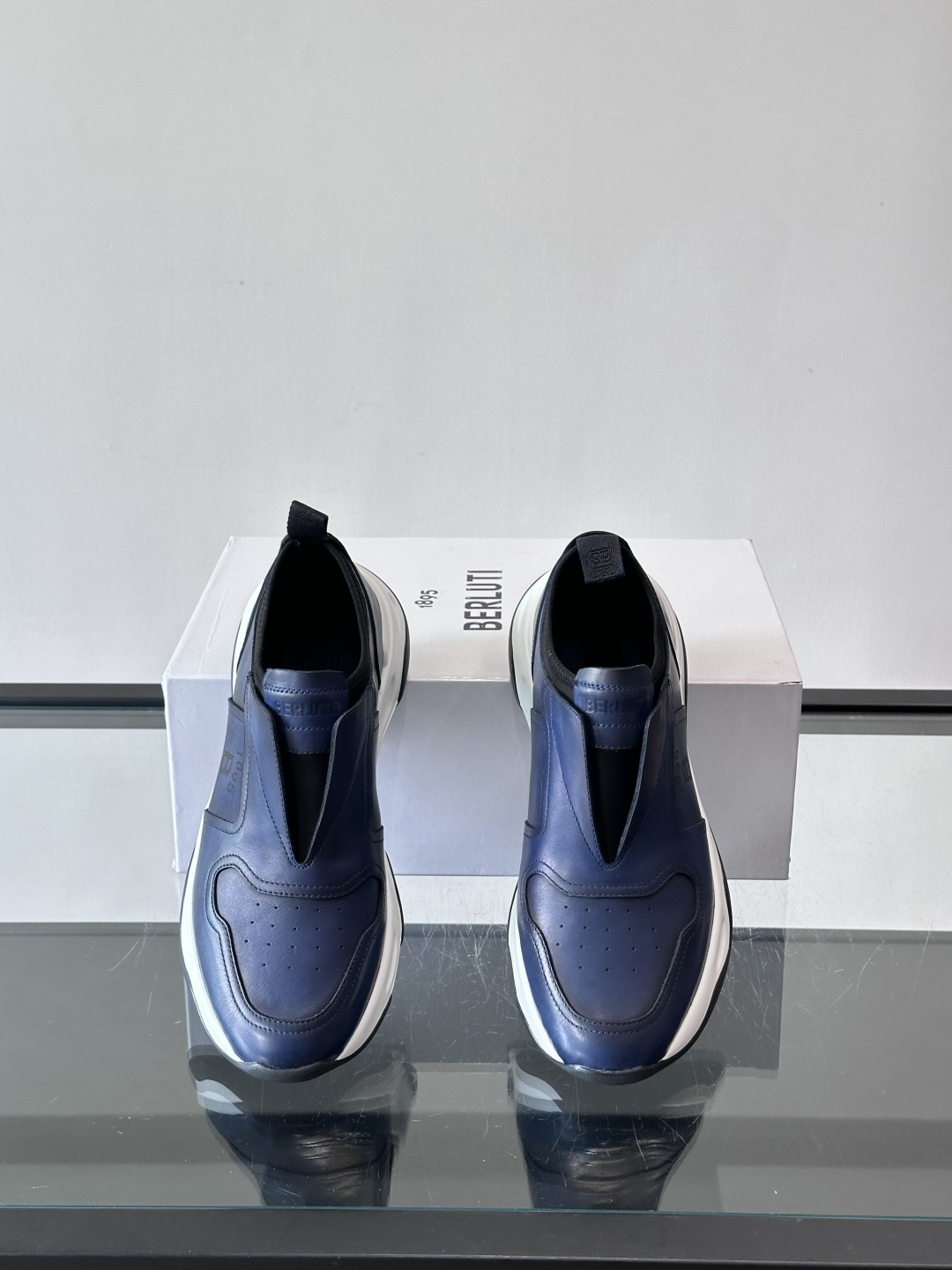 Berluti/布鲁提低帮休闲运动鞋 ，这款百搭的低帮运动鞋鞋面采用进口牛皮拼接打造，外侧饰有scrit