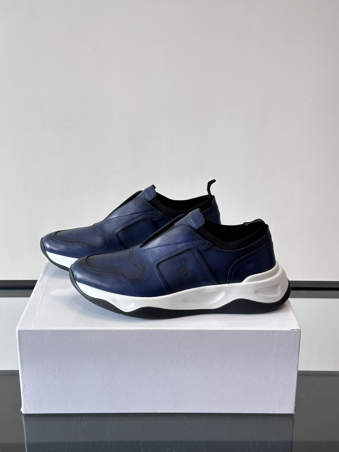 Berluti/布鲁提低帮休闲运动鞋 ，这款百搭的低帮运动鞋鞋面采用进口牛皮拼接打造，外侧饰有scrit