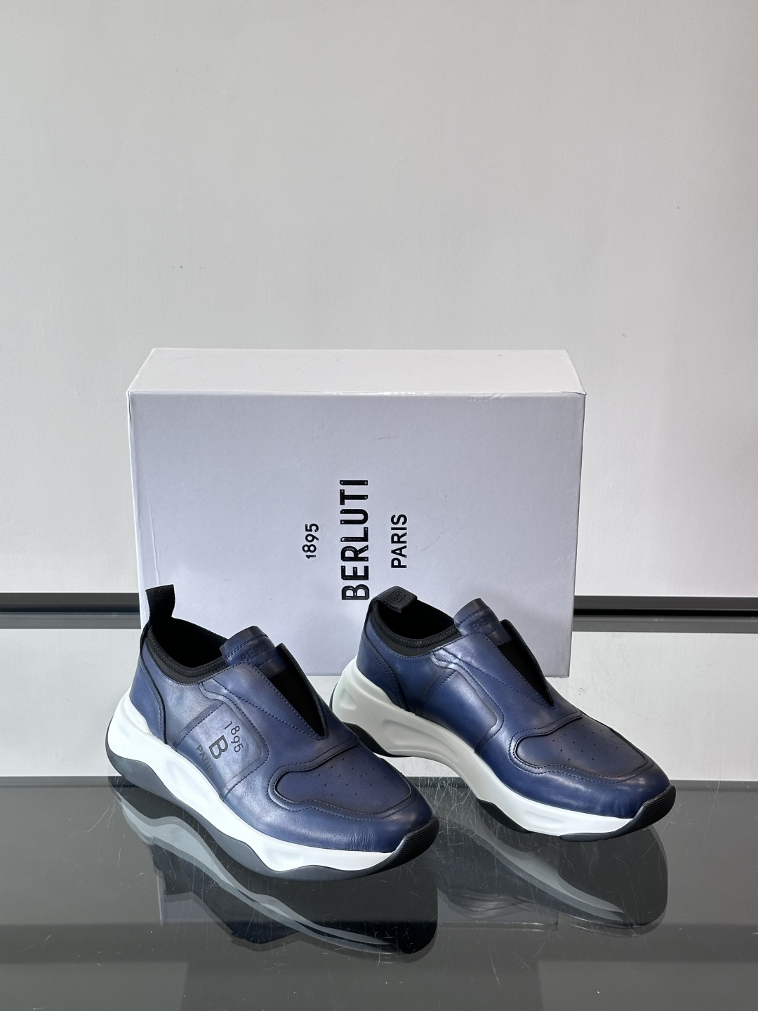 Berluti/布鲁提低帮休闲运动鞋 ，这款百搭的低帮运动鞋鞋面采用进口牛皮拼接打造，外侧饰有scrit