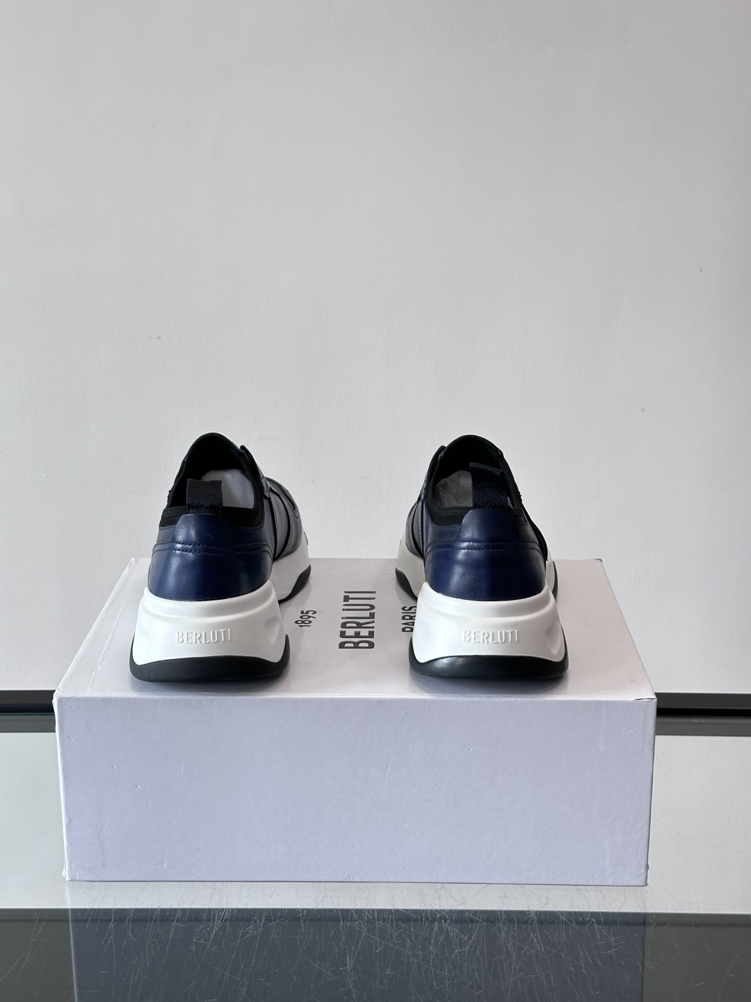 Berluti/布鲁提低帮休闲运动鞋 ，这款百搭的低帮运动鞋鞋面采用进口牛皮拼接打造，外侧饰有scrit