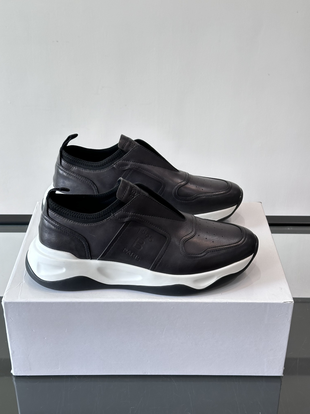 Berluti/布鲁提低帮休闲运动鞋 ，这款百搭的低帮运动鞋鞋面采用进口牛皮拼接打造，外侧饰有scrit