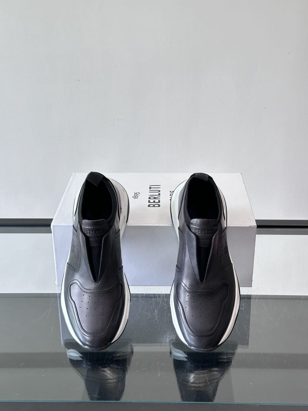 Berluti/布鲁提低帮休闲运动鞋 ，这款百搭的低帮运动鞋鞋面采用进口牛皮拼接打造，外侧饰有scrit