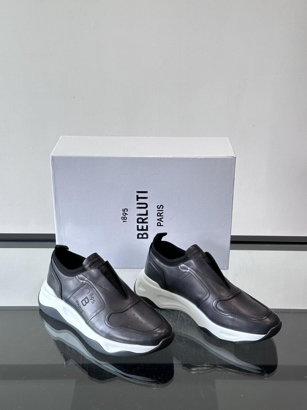 Berluti/布鲁提低帮休闲运动鞋 ，这款百搭的低帮运动鞋鞋面采用进口牛皮拼接打造，外侧饰有scrit