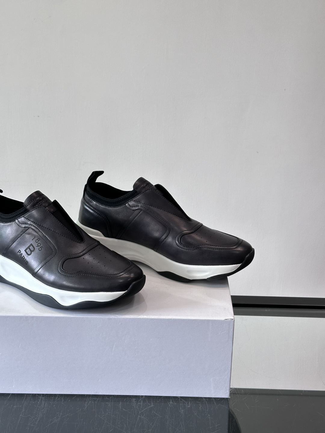 Berluti/布鲁提低帮休闲运动鞋 ，这款百搭的低帮运动鞋鞋面采用进口牛皮拼接打造，外侧饰有scrit