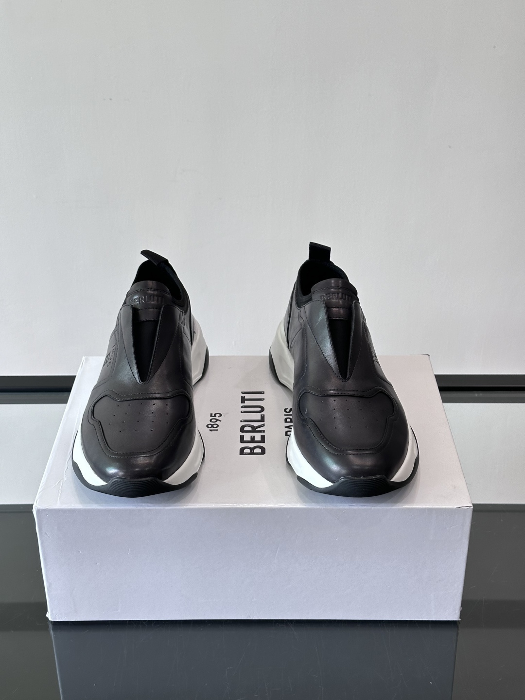 Berluti/布鲁提低帮休闲运动鞋 ，这款百搭的低帮运动鞋鞋面采用进口牛皮拼接打造，外侧饰有scrit