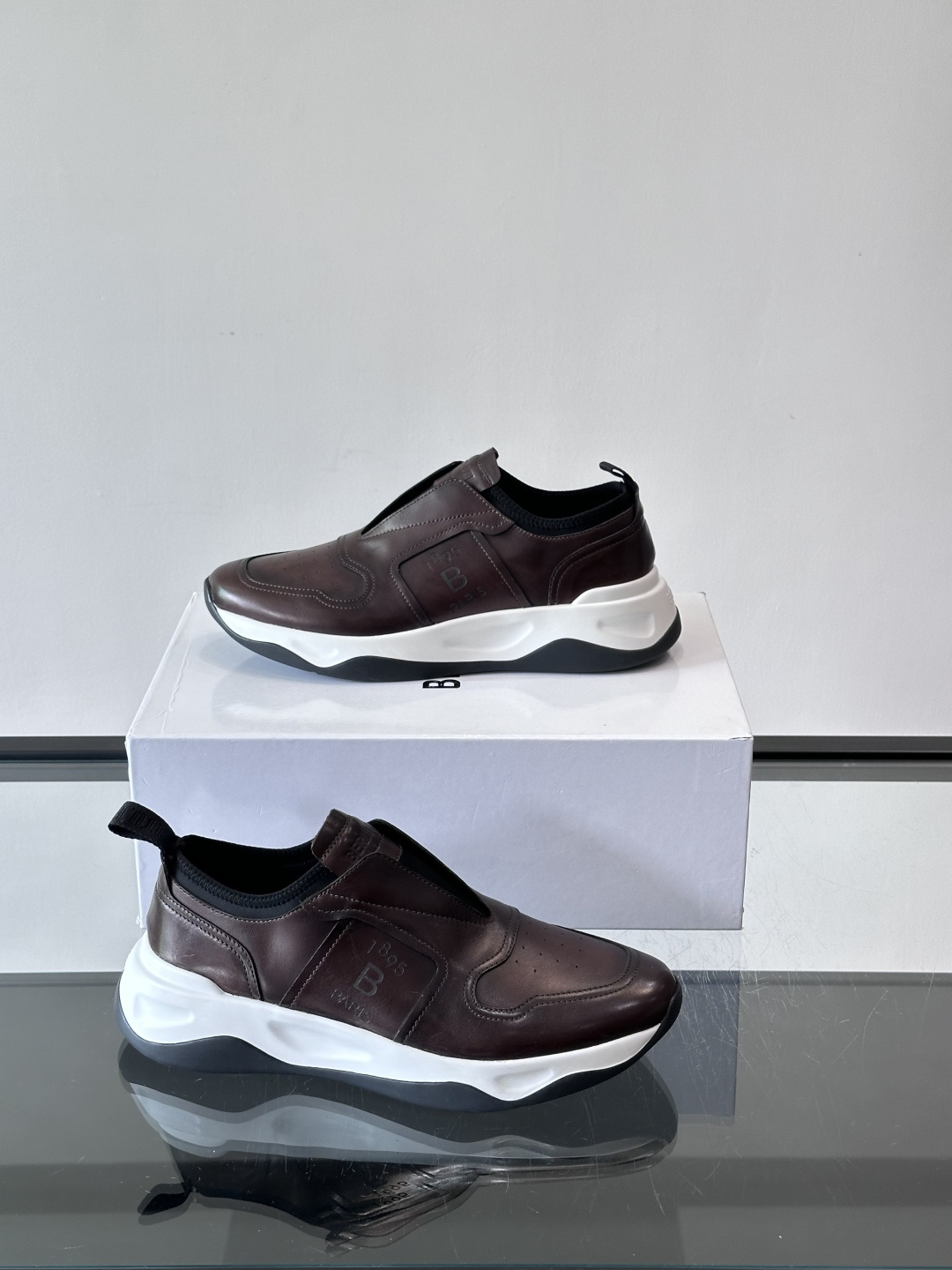 Berluti/布鲁提低帮休闲运动鞋 ，这款百搭的低帮运动鞋鞋面采用进口牛皮拼接打造，外侧饰有scrit