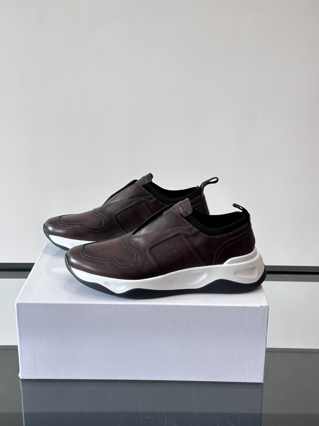 Berluti/布鲁提低帮休闲运动鞋 ，这款百搭的低帮运动鞋鞋面采用进口牛皮拼接打造，外侧饰有scrit