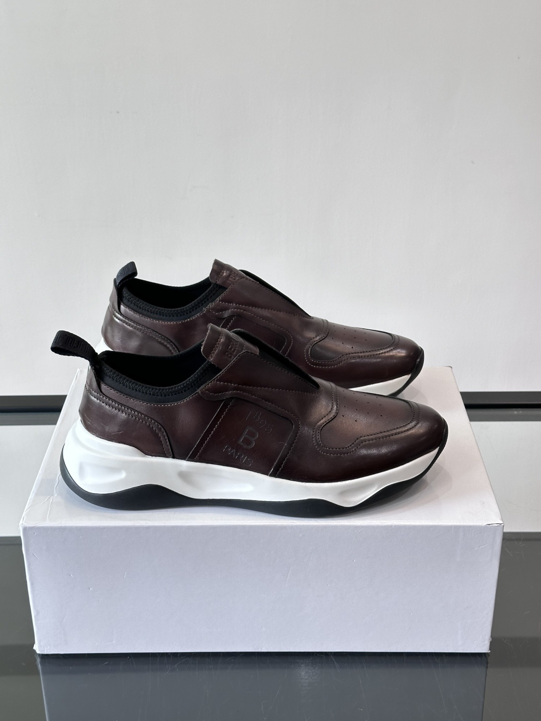 Berluti/布鲁提低帮休闲运动鞋 ，这款百搭的低帮运动鞋鞋面采用进口牛皮拼接打造，外侧饰有scrit