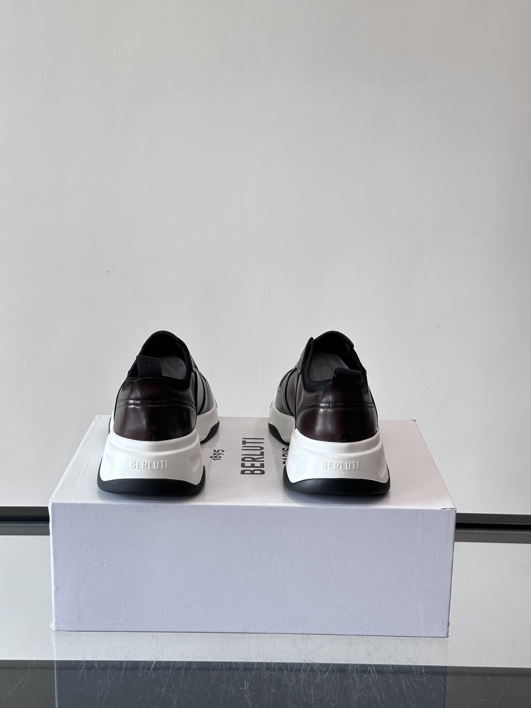 Berluti/布鲁提低帮休闲运动鞋 ，这款百搭的低帮运动鞋鞋面采用进口牛皮拼接打造，外侧饰有scrit