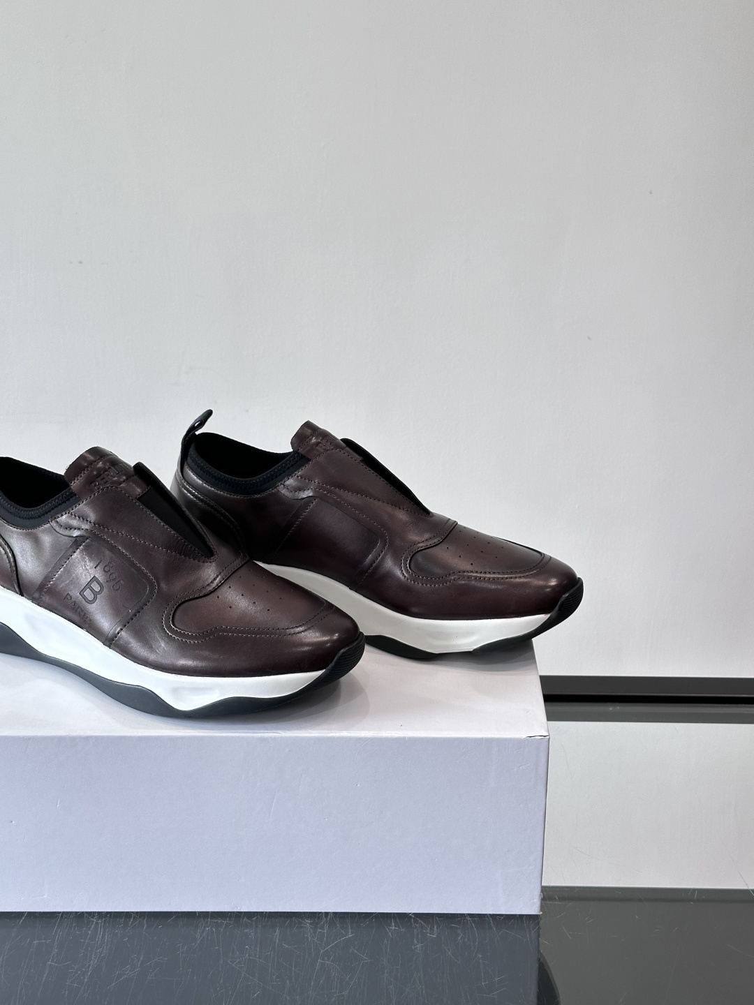 Berluti/布鲁提低帮休闲运动鞋 ，这款百搭的低帮运动鞋鞋面采用进口牛皮拼接打造，外侧饰有scrit