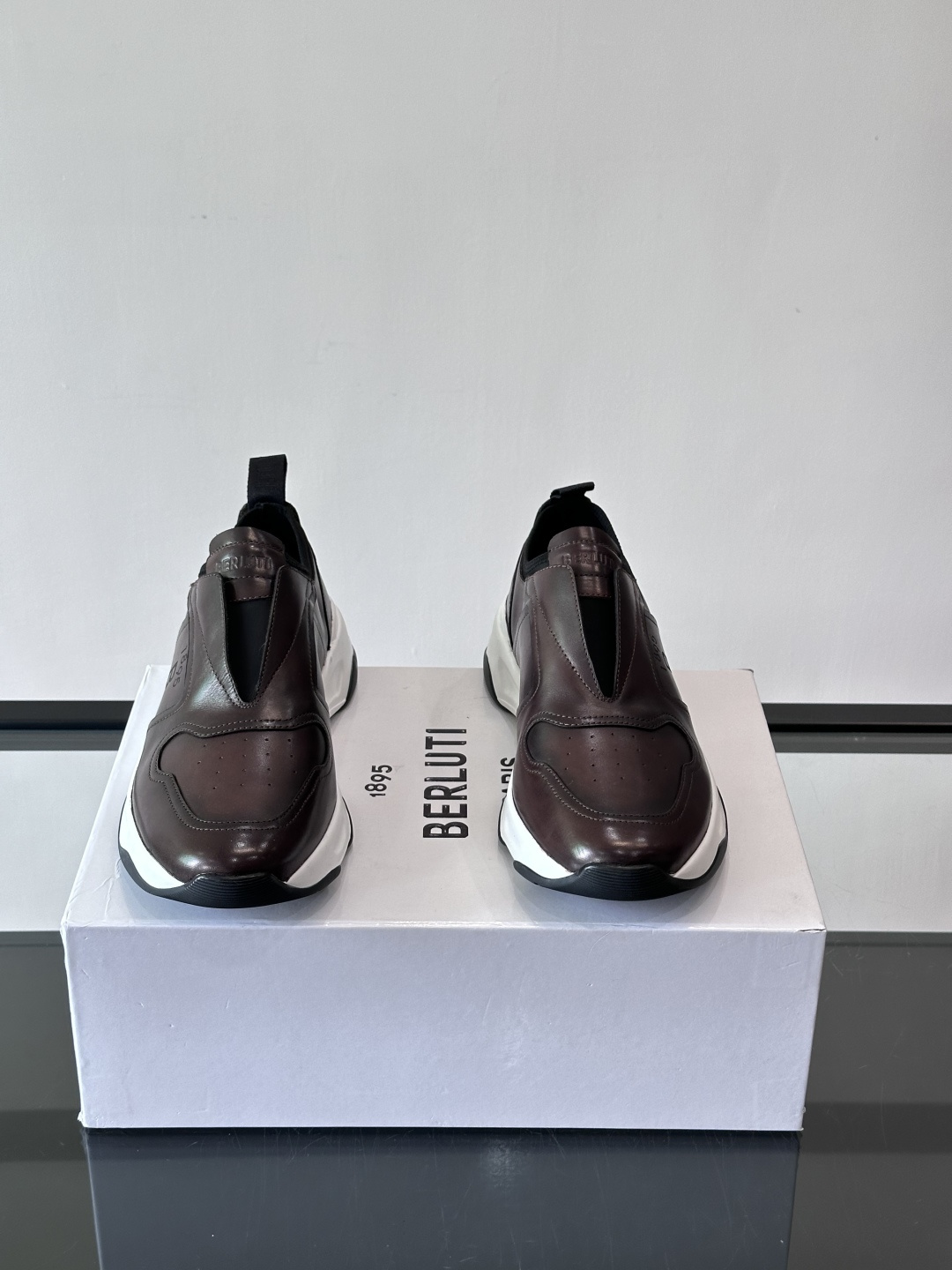 Berluti/布鲁提低帮休闲运动鞋 ，这款百搭的低帮运动鞋鞋面采用进口牛皮拼接打造，外侧饰有scrit