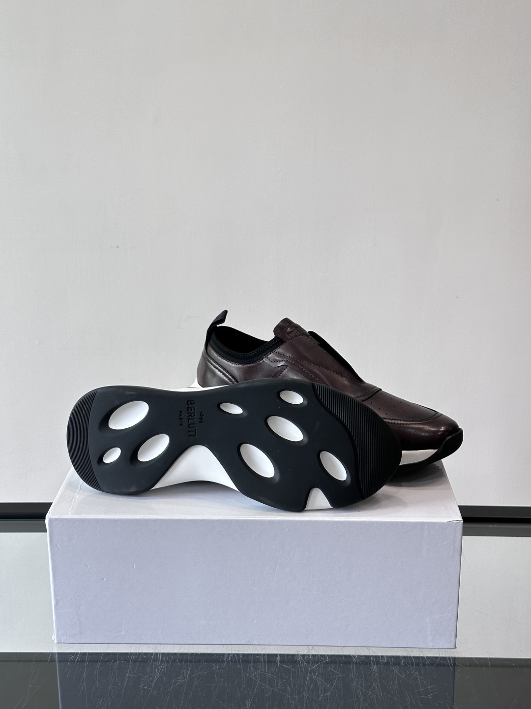 Berluti/布鲁提低帮休闲运动鞋 ，这款百搭的低帮运动鞋鞋面采用进口牛皮拼接打造，外侧饰有scrit