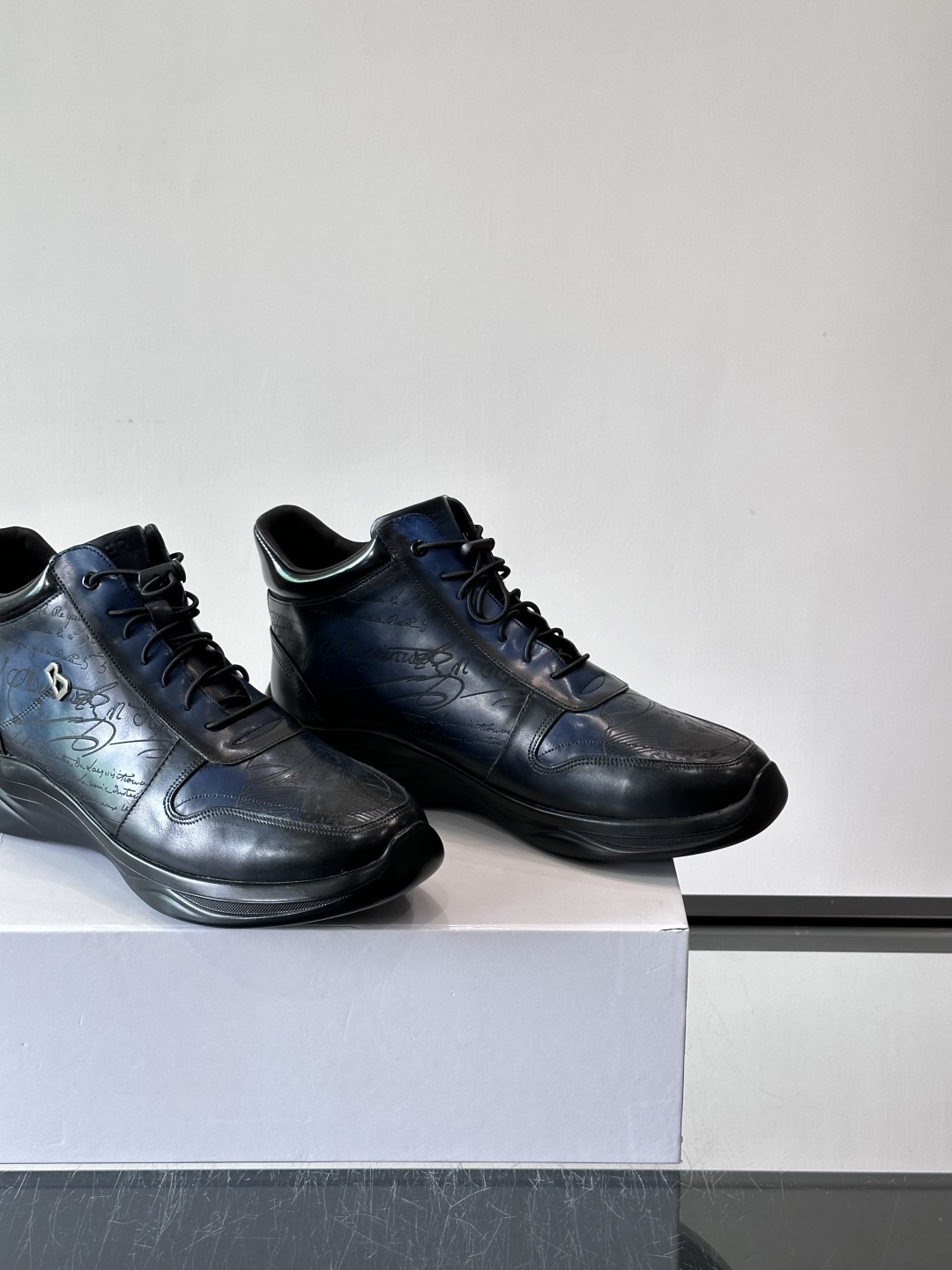 Berluti/布鲁提高帮休闲运动鞋 ，这款百搭的高帮运动鞋鞋面采用进口牛皮拼接打造，外侧饰有scrit